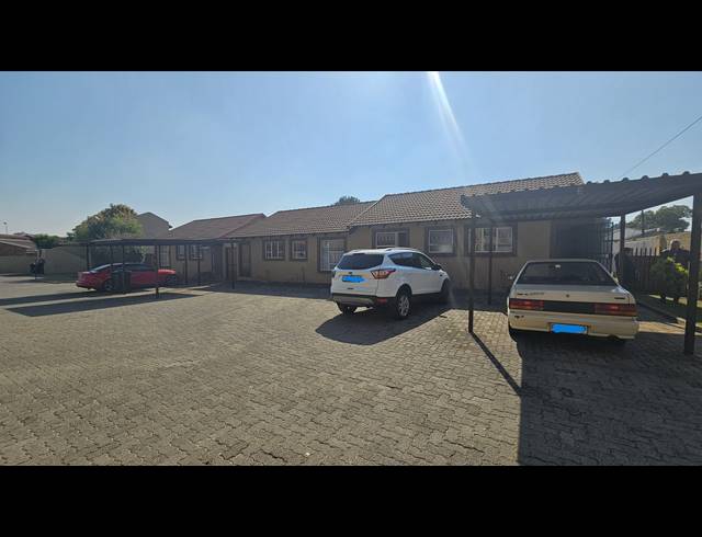 2 BEDROOM APARTMENT FOR SALE IN WITPOORTJIE AH